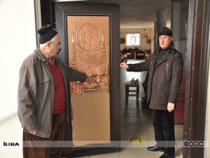 Batmanda taziye evine giren hırsızlar giriş kapsının bakır kaplamasını çaldı