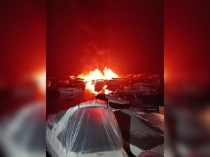 Kadıköy Bostancı sahilinde 6 tekne yandı