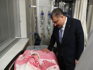 Bakan Koca yeni yılın ilk bebeğini ziyaret etti