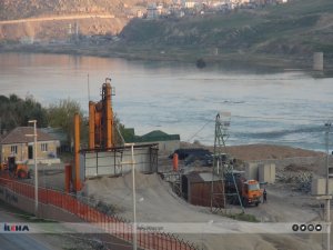 Asfalt şantiyesinden çıkan duman halkı rahatsız etmeye devam ediyor