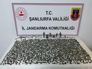 Şanlıurfada bir araçta bronz ve gümüş sikke ele geçirildi