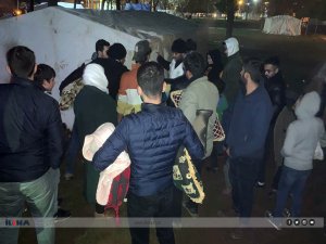 Şanlıurfada depremden dolayı dışarıda kalanlara yönelik battaniye dağıtımı yapıldı