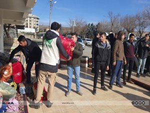 Umut Kervanı Şanlıurfada depremzedelere sıcak yemek ve battaniye yardımı ulaştırdı
