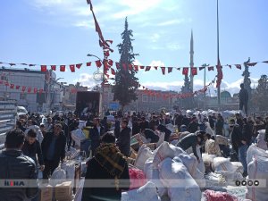 Suruçlu vatandaşlardan deprem bölgesine 17 tır yardım