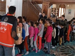 Depremden etkilenen çocukların yüzü camilerde gülüyor