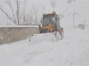 Yoğun kar nedeniyle yüzlerce yerleşim yerinin yolu ulaşıma kapandı