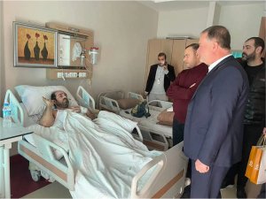 Artuklu Belediye Başkanı Tatlıdede, yaralı depremzedeleri hastanede ziyaret etti