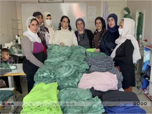 Silopili kadınlar depremzedeler için seferber oldu: Günlük 500 takım kıyafet dikiyorlar