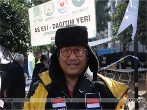Endonezyadan deprem bölgesine gelen doktor malzeme taşıyıp yemek pişiriyor