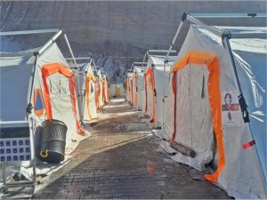 28 ülke deprem bölgesinde 30 sahra hastanesi kurdu