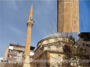 Hasar gören cami minaresi mahalleliyi korkutuyor