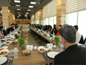 Depremde Görev Alan Üniversiteli Öğrencilere Yemekli Teşekkür