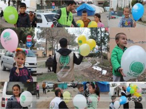 Bir balonla yüzleri gülen depremzede çocuklar