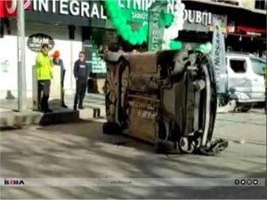 Takla atarak 2 araca çarpan otomobilden yara almadan kurtuldular