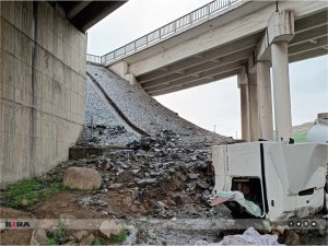 Cizre-Nusaybin kara yolunda tanker köprüden uçtu: 1 ölü, 1 yaralı