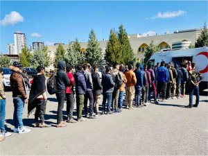 Bir haftada 2 bin 227 düzensiz göçmen yakalandı