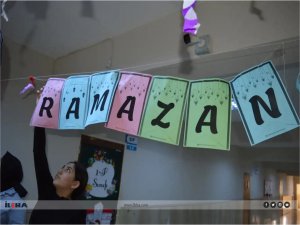 Öğrenciler Ramazanın gelişinin okullarını süsleyerek karşıladı