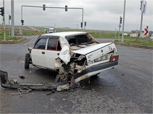 Diyarbakırda kamyon ile otomobil çarpıştı  