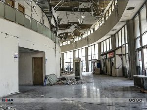 Savaş filmi platosunu andıran terminal binasında hizmet veriyorlar