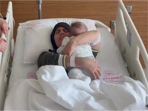 Enkazdan 128 saat sonra kurtarılan bebek annesine kavuştu