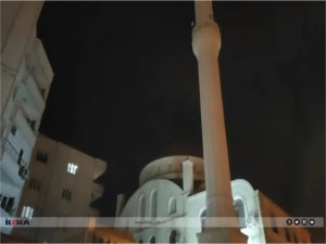 Cami minaresine isabet eden yıldırım anı güvenlik kamerasına yansıdı