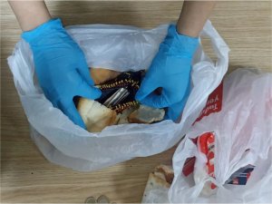 Dilencinin topladığı paraları ekmek arasına sakladığı ortaya çıktı