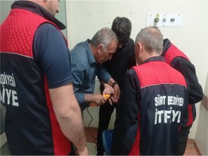 Parmağına sıkışan yüzüğü itfaiye ekipleri çıkardı
