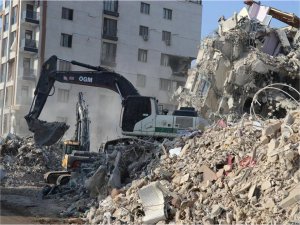 Deprem bölgesinde enkaz kaldırma çalışmaları sürüyor