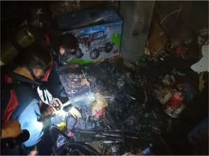 Oyuncakçı deposunda çıkan yangında 20 akülü araç yandı