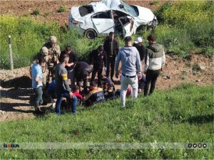 Şarampole yuvarlanan otomobildeki 4 kişi yaralandı