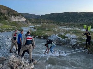 Başur Çayında mahsur kalan 2 kişi itfaiye ekipleri tarafından kurtarıldı