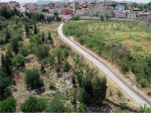 Siirt Belediyesi, mezarlığa giden yol çalışmalarını tamamladı