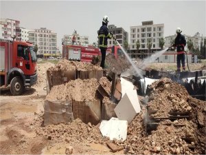 Park halindeki motosiklet alev alarak yandı
