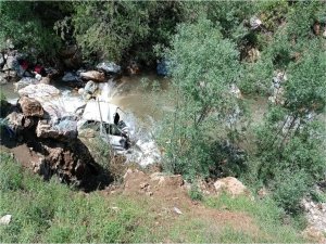 Bitliste araç dereye uçtu: 2 ölü 1 ağır yaralı