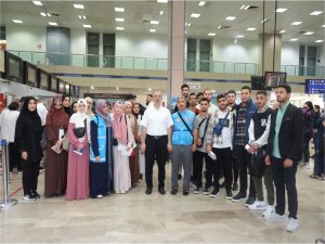 Üniversite öğrencilerinin umre sevinci