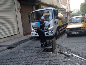 Belediye ekipleri mazgal ve rögarlara sıkışan atıkları temizliyor