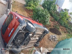 Kontrolden çıkan araç bir evin bahçesine uçtu