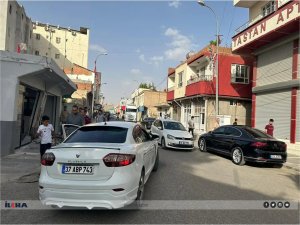 Kontrolden çıkan otomobil motosiklete çarpıp işyerine daldı: 1 yaralı