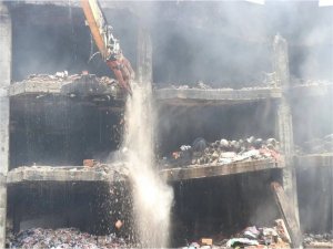 İstanbulda 3 gündür yanan OSB binası yıkılıyor