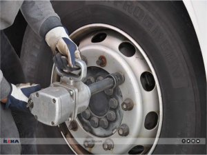 Kış lastiğini çıkarıp yaz lastiği takmalı veya mevsimlik lastik kullanmalıyız