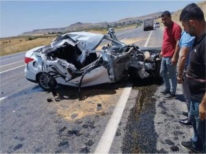 Kamyonun çarptığı aracın sürücüsü sağ kurtuldu