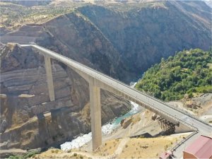 Botan Köprüsünden 3 yılda milyon 750 bin araç geçti