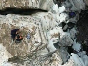 Hakkaride iki kişinin ölümüne neden olan buzul çökmesi havadan görüntülendi