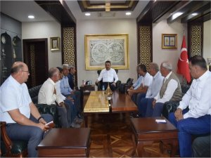 Vali Hacıbektaşoğlu köy muhtarlarının sorunlarını dinledi