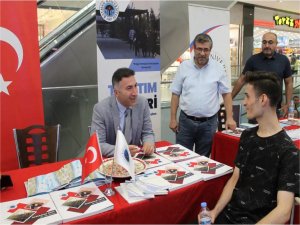 BÜ Rektörü Demir Batman Üniversitesi stantlarını ziyaret etti
