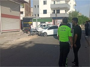 Sürücüsünün direksiyon hâkimiyetini kaybettiği araç anne ve çocuğuna çarptı: 2 yaralı
