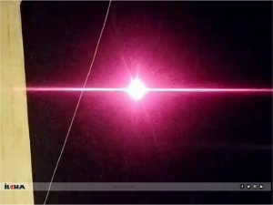 Gökyüzünde sabit kalan pembe renkli ışık merak konusu oldu