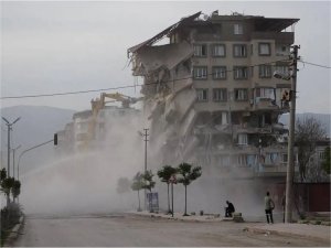 Bakan Yerlikaya: Ağır hasarlı binaların yüzde 49u yıkıldı