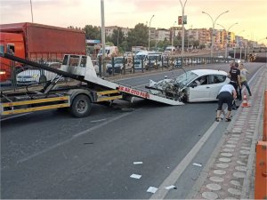 Diyarbakırda otomobil refüje çarptı: 3 yaralı