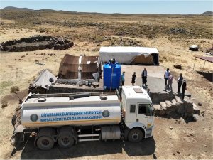Hayvanlar için yaylalara tankerlerle su taşınıyor